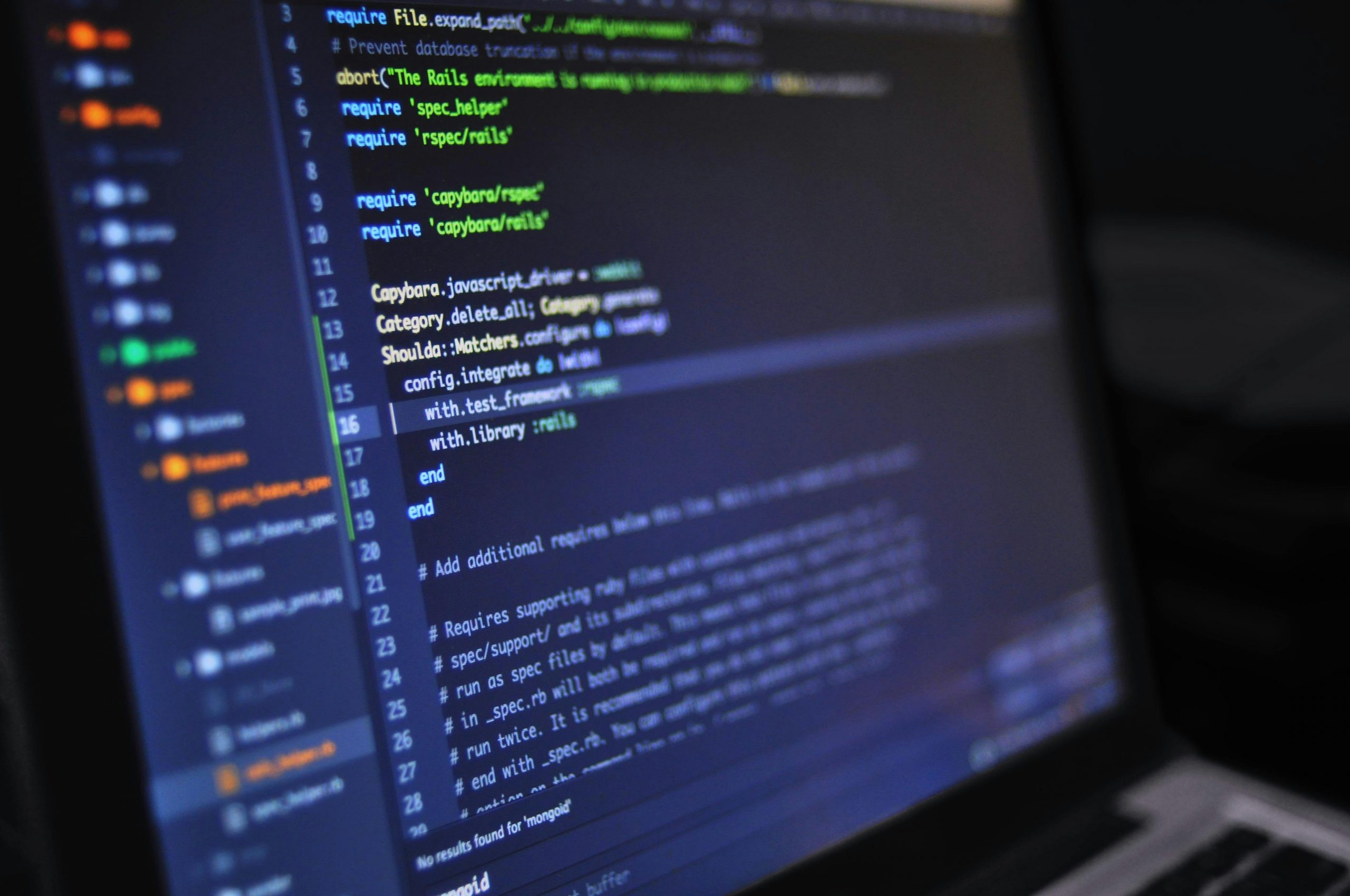 Programmiercode auf Bildschirm - Innovative IT-Lösungen durch Software