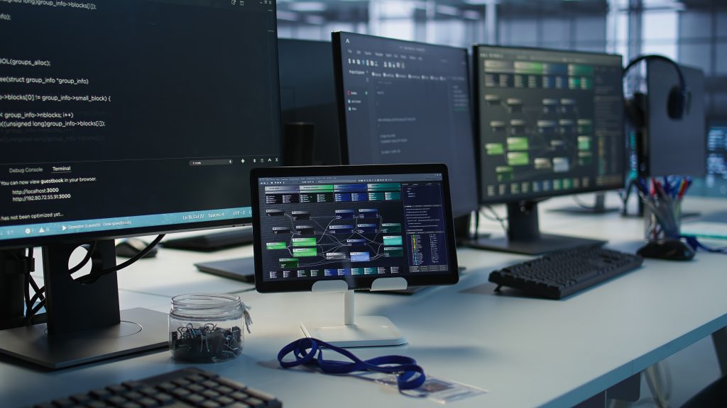 Equipment in data center workplace used for monitoring performance Digitale IT-Überwachung auf mehreren Geräten – Managed Services für Automatisierung, Sicherheit und optimierte Prozesse.