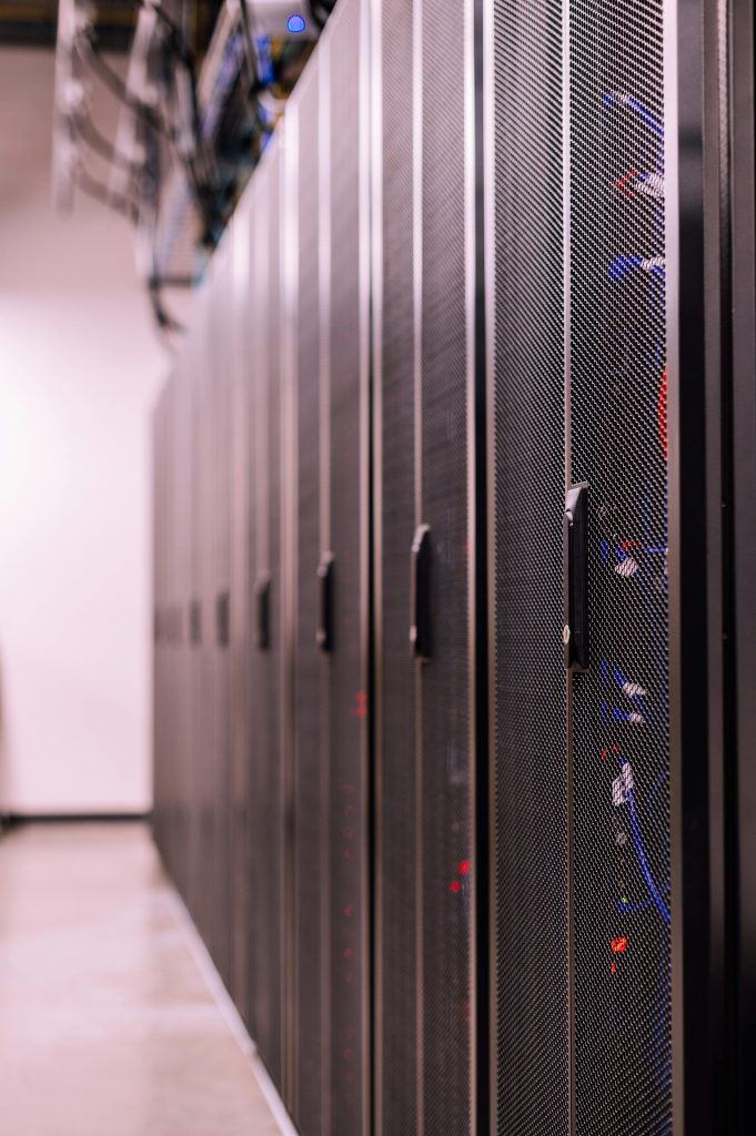 pexels-brett-sayles-5203849 Reihen von Server-Racks in einem Rechenzentrum – Leistungsstarke IT-Infrastruktur für Sicherheit, Skalierbarkeit und Unternehmenserfolg.