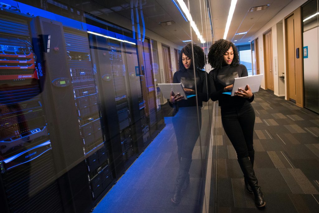 pexels-divinetechygirl-1181316 IT-Expertin prüft Systeme im Rechenzentrum – Sichere IT-Infrastruktur für Unternehmen.