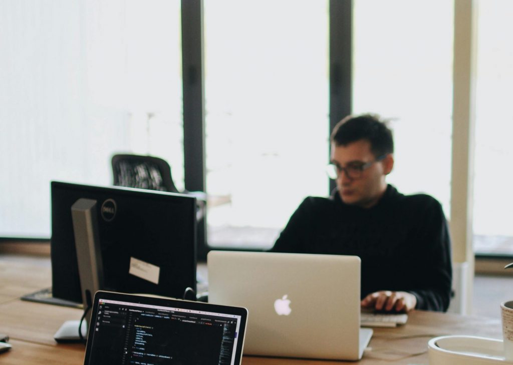 pexels-djordje-petrovic-590080-2102416 IT-Experte arbeitet konzentriert am Laptop – Individuelle IT-Beratung für zukunftssichere Lösungen und nachhaltige IT-Strategien.