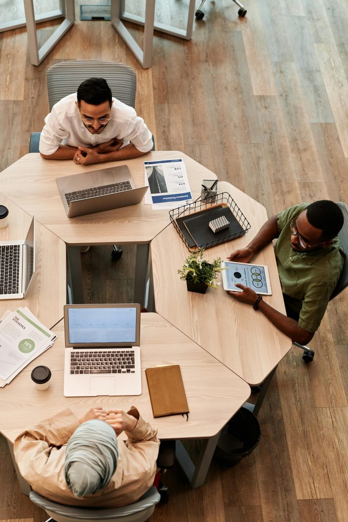pexels-edmond-dantes-8068875 Team bei der Analyse digitaler IT-Strategien
