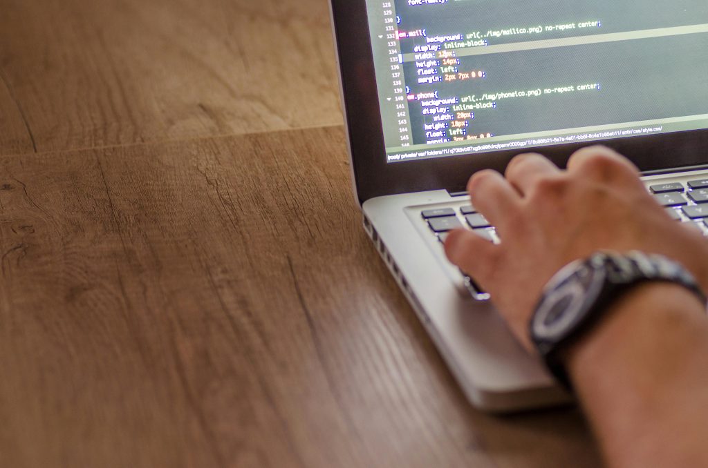 pexels-goumbik-574069 Softwareentwickler programmiert Code auf einem Laptop – Individuelle Softwarelösungen und maßgeschneiderte Entwicklung.