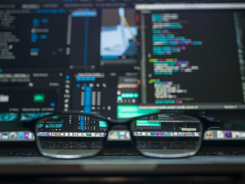 pexels-kevin-ku-92347-577585 Software-Code und Datenanalyse auf einem Monitor – Intelligente Softwareentwicklung für zukunftssichere IT-Lösungen.