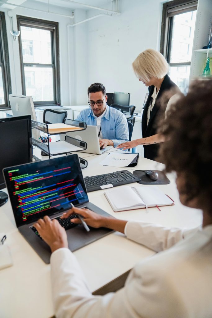 pexels-mizunokozuki-12902874 Softwareentwickler-Team arbeitet an Code-Lösungen im Büro – Effiziente Softwareentwicklung mit maßgeschneiderten IT-Lösungen.