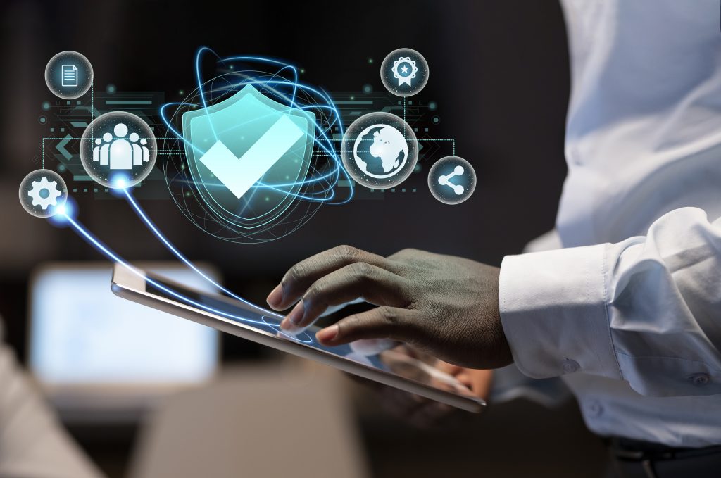 standard-quality-control-collage-concept IT-Experte optimiert Systeme auf einem Tablet – Managed Services für proaktive IT-Betreuung und Performance-Steigerung.
