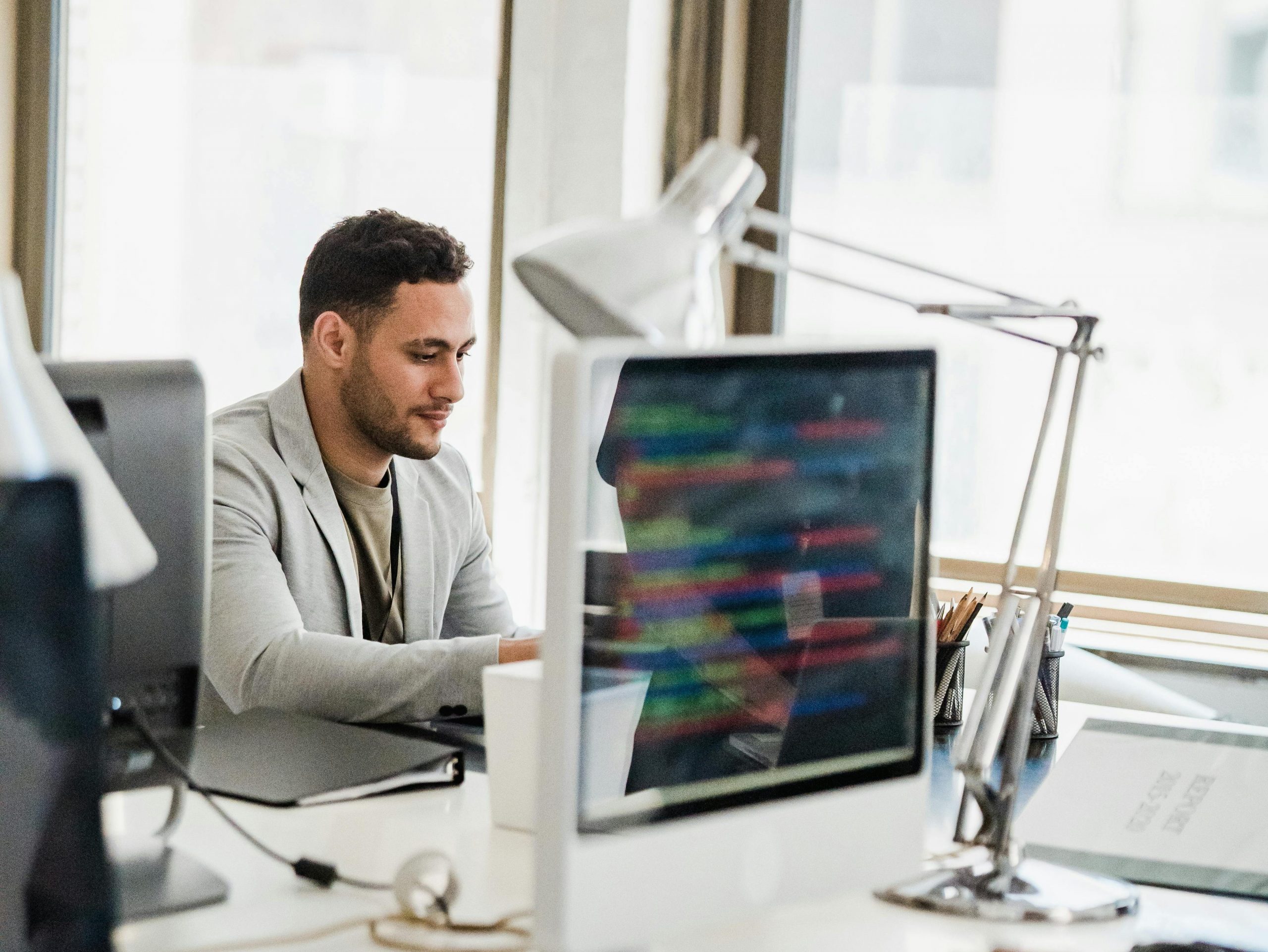 IT-Experte am Arbeitsplatz an innovative IT-Lösungen